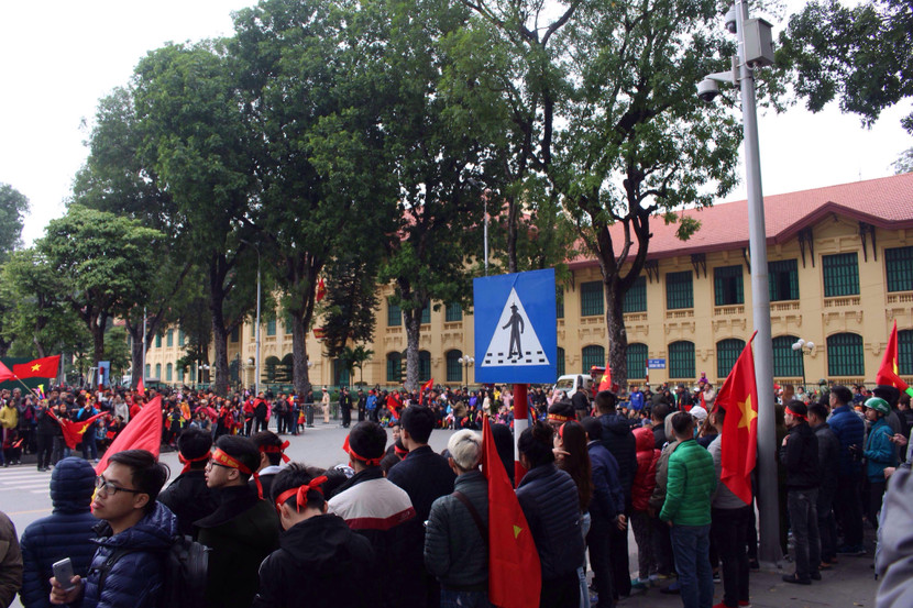 U23 Việt Nam đang diễu hành trên đường phố Hà Nội ảnh 15