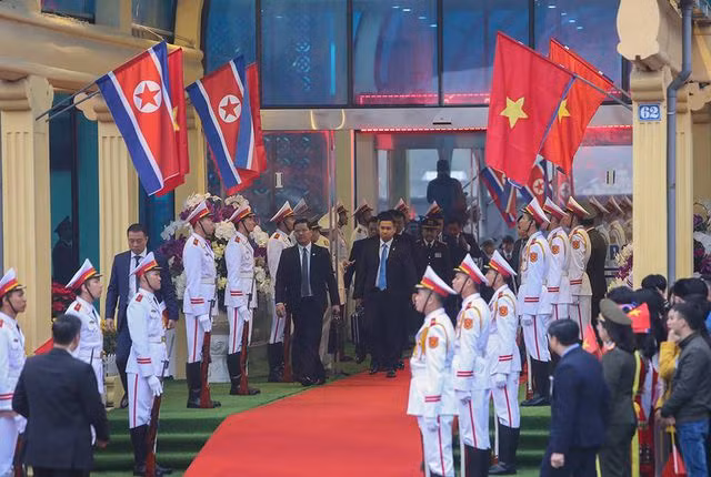 Chủ tịch Triều Tiên tới ga Đồng Đăng, lên ô tô về Hà Nội - 5