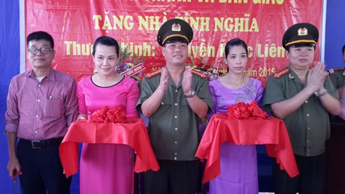 Công an huyện Đông Anh đóng góp 1 ngày lương xây nhà tình nghĩa ảnh 1 Công an huyện Đông Anh đóng góp 1 ngày lương xây nhà tình nghĩa ảnh 1