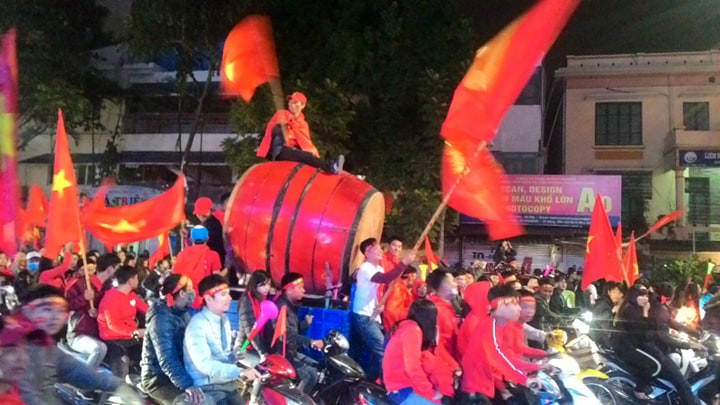 [Cập nhật] Cả nước ăn mừng chức vô địch AFF Cup của ĐT bóng đá Việt Nam ảnh 14
