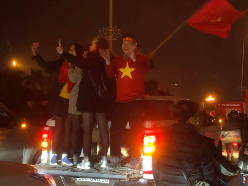 [Cập nhật] Cả nước ăn mừng chức vô địch AFF Cup của ĐT bóng đá Việt Nam ảnh 23