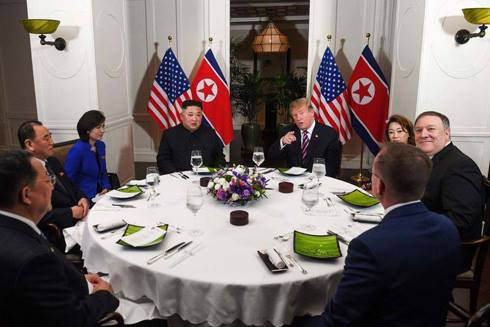 [CẬP NHẬT] Tổng thống Trump bắt tay, mỉm cười với Chủ tịch Kim Jong-un ảnh 2