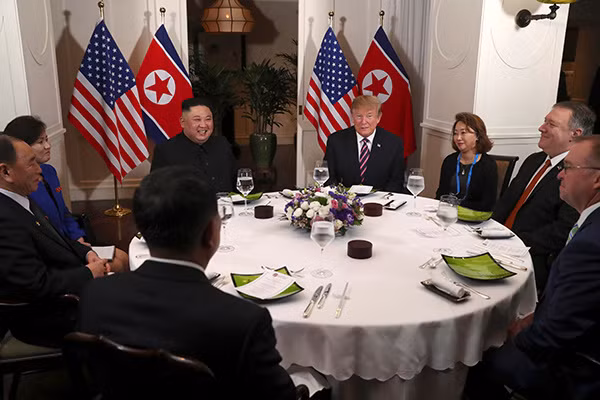 [CẬP NHẬT] Tổng thống Trump bắt tay, mỉm cười với Chủ tịch Kim Jong-un ảnh 1