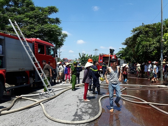Cháy cửa hàng vàng mã: Bố mẹ bất lực nhìn con, cháu tử vong ảnh 2