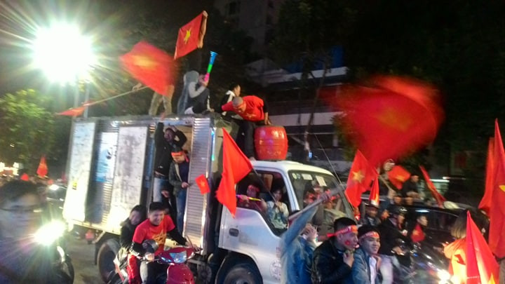 [Cập nhật] Cả nước ăn mừng chức vô địch AFF Cup của ĐT bóng đá Việt Nam ảnh 8