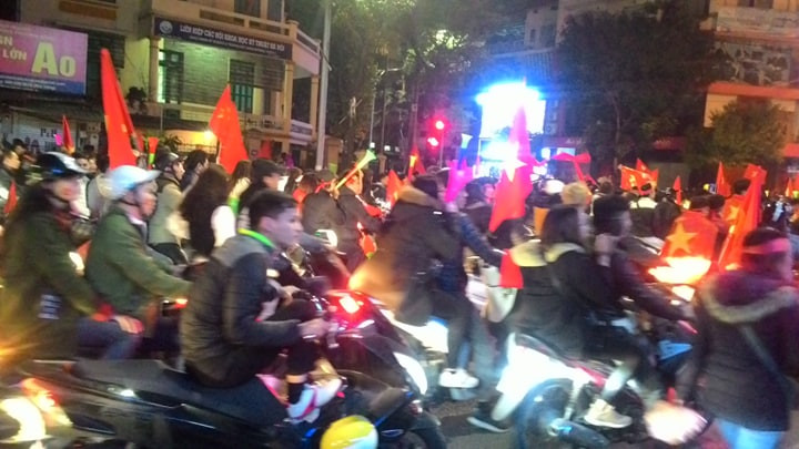 [Cập nhật] Cả nước ăn mừng chức vô địch AFF Cup của ĐT bóng đá Việt Nam ảnh 10