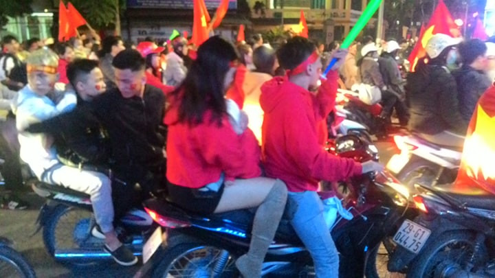 [Cập nhật] Cả nước ăn mừng chức vô địch AFF Cup của ĐT bóng đá Việt Nam ảnh 9