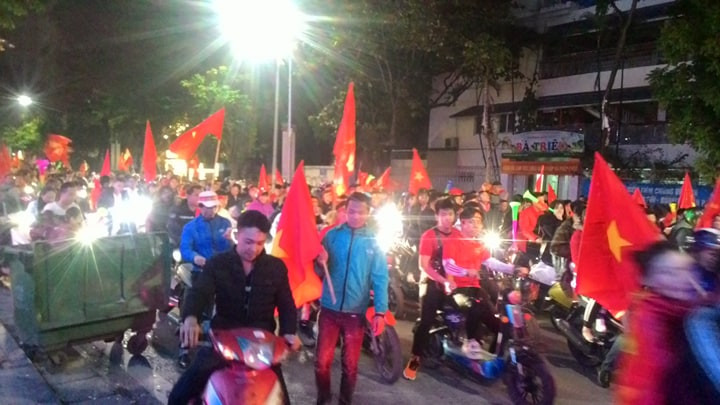 [Cập nhật] Cả nước ăn mừng chức vô địch AFF Cup của ĐT bóng đá Việt Nam ảnh 11