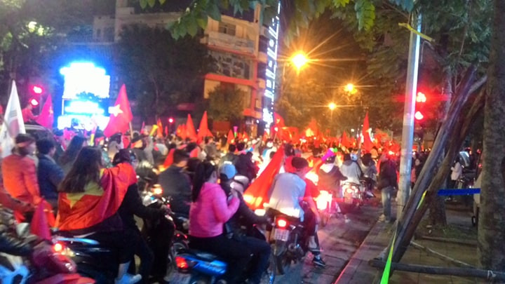 [Cập nhật] Cả nước ăn mừng chức vô địch AFF Cup của ĐT bóng đá Việt Nam ảnh 12
