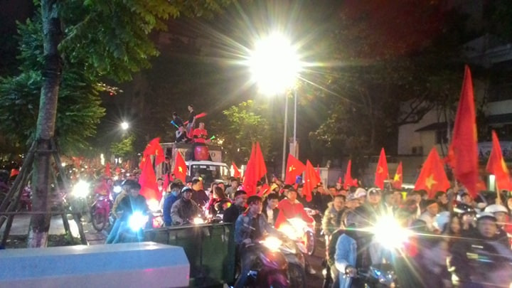 [Cập nhật] Cả nước ăn mừng chức vô địch AFF Cup của ĐT bóng đá Việt Nam ảnh 7