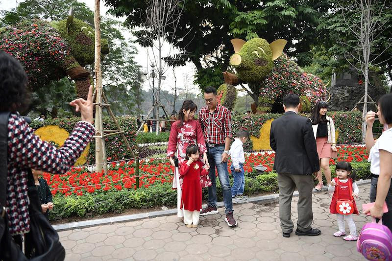 Người dân thích thú chụp ảnh với ‘chú heo vui vẻ’ làm bằng hoa lập thể khổng lồ ảnh 2 Người dân thích thú chụp ảnh với ‘chú heo vui vẻ’ làm bằng hoa lập thể khổng lồ ảnh 2