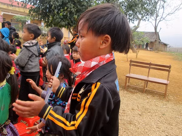 Ánh mắt con trẻ trong veo giữa miền sơn cước Hang Kia ảnh 9