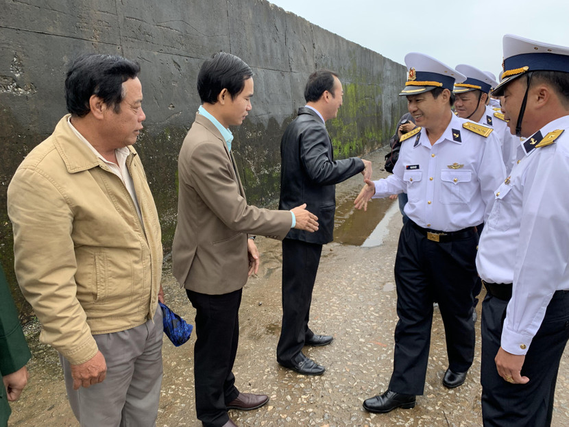 Bộ Tư lệnh Vùng 3 Hải quân thăm, tặng quà, chúc Tết cán bộ chiến sĩ, nhân dân trên đảo Cồn Cỏ, đảo Lý Sơn ảnh 1