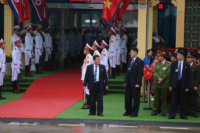 Chủ tịch Triều Tiên tới ga Đồng Đăng, lên ô tô về Hà Nội - 4