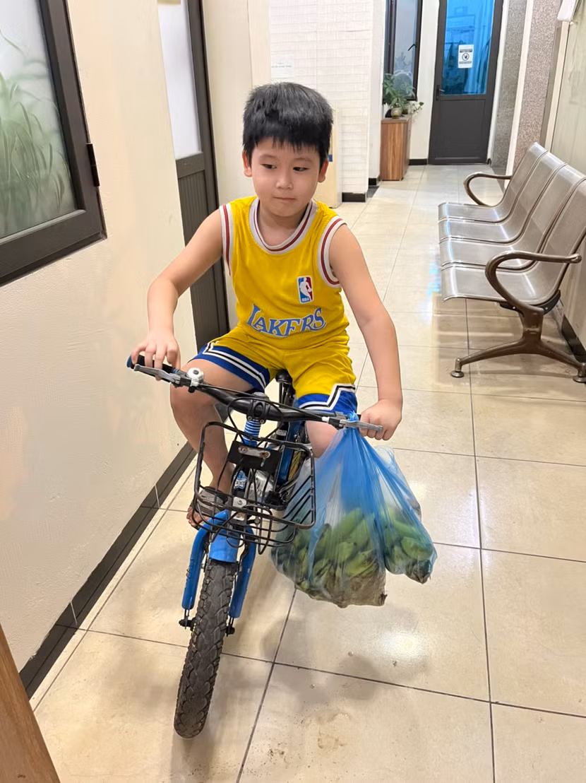 Bé trai một mình đạp xe về nhà và bị lạc đường Bé trai một mình đạp xe về nhà và bị lạc đường