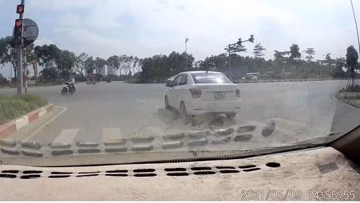 Hình ảnh phương tiện vượt đèn đỏ bị camera hành trình của người dân ghi lại