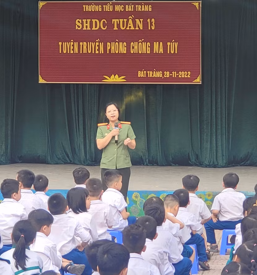 Báo cáo viên tuyên truyền giáo dục pháp luật cho học sinh