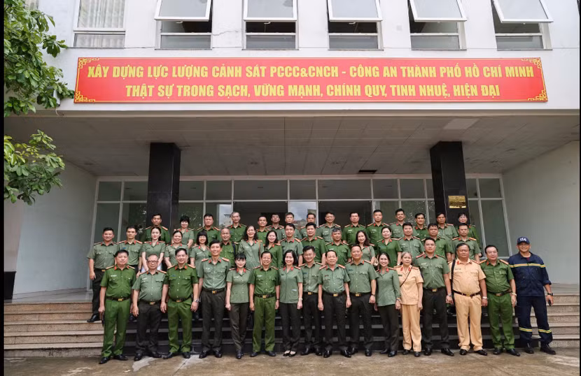 Các đại biểu tham dự toạ đàm chụp ảnh lưu niệm