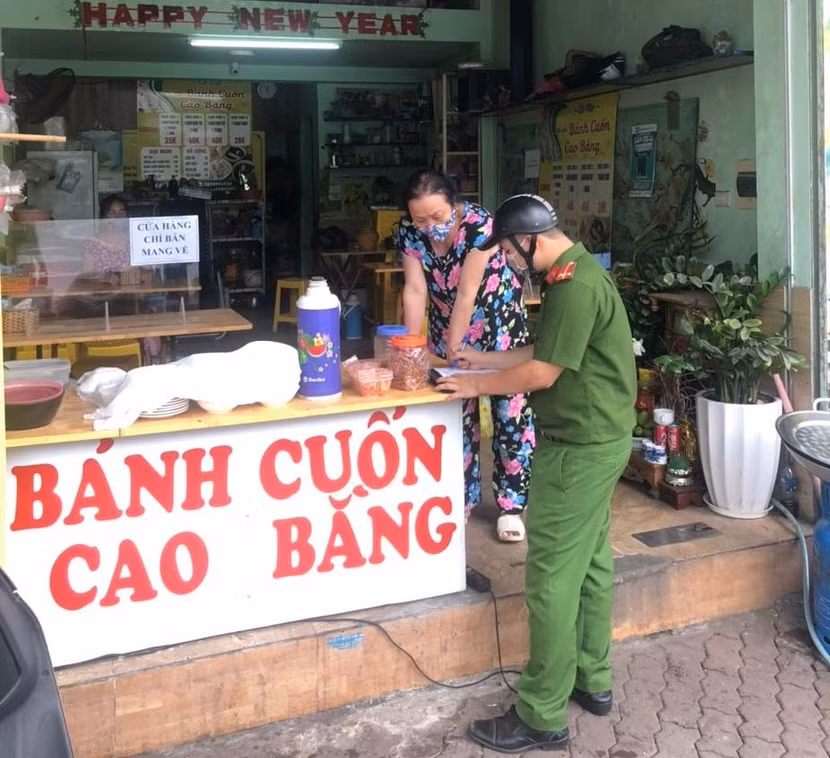 Chủ cơ sở kinh doanh ăn uống ký cam kết dừng phục vụ tại chỗ Chủ cơ sở kinh doanh ăn uống ký cam kết dừng phục vụ tại chỗ