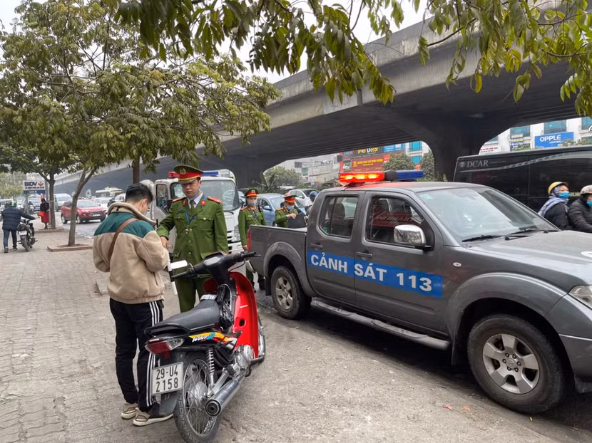CAQ Thanh Xuân xử phạt 231 trường hợp đi xe máy ngược chiều CAQ Thanh Xuân xử phạt 231 trường hợp đi xe máy ngược chiều