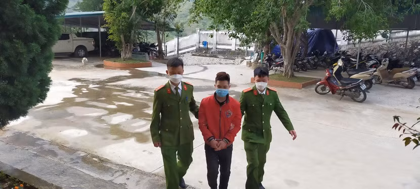 Đối tượng Vi Văn Dằn bị tạm giữ để điều tra Đối tượng Vi Văn Dằn bị tạm giữ để điều tra