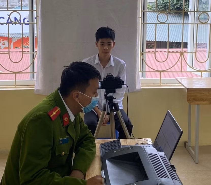 Trong 2 ngày 25 và 26-11, Công an huyện Thạch Thất đã cấp căn cước công dân gắn chip được cho hơn 250 trường hợp là học sinh Trong 2 ngày 25 và 26-11, Công an huyện Thạch Thất đã cấp căn cước công dân gắn chip được cho hơn 250 trường hợp là học sinh