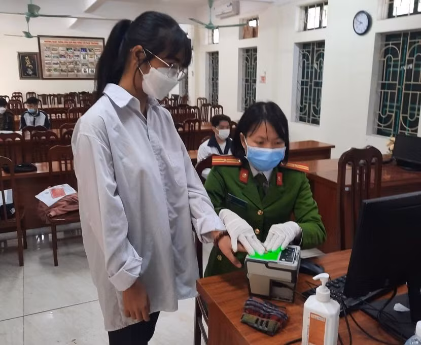 Công an huyện Thạch Thất cấp căn cước công dân cho học sinh tại các điểm tiêm vaccine Covid - 19 Công an huyện Thạch Thất cấp căn cước công dân cho học sinh tại các điểm tiêm vaccine Covid - 19