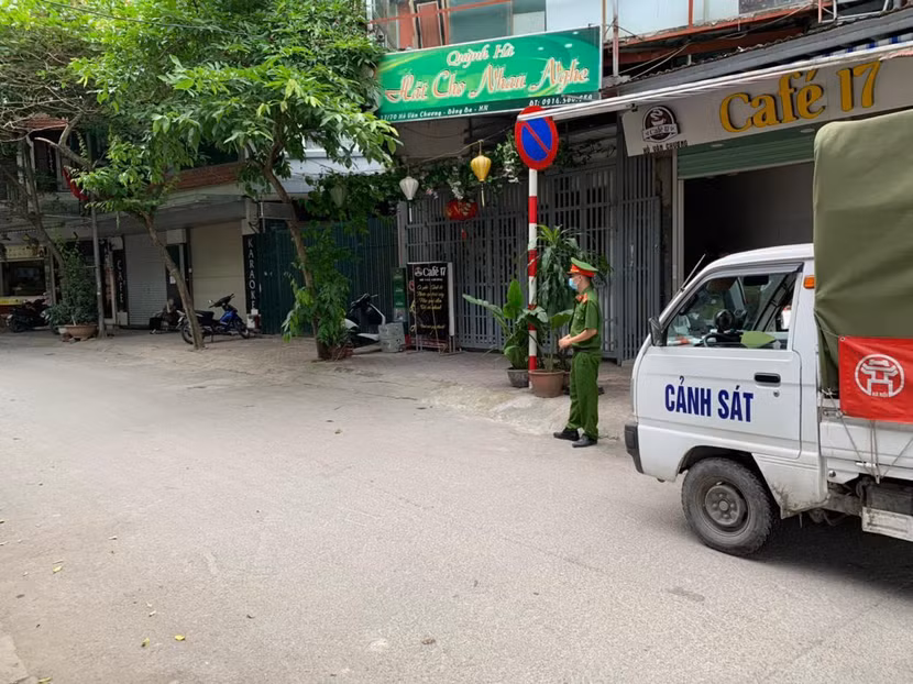 Công an phường Văn Chương tuần tra địa bàn, nhắc nhở đóng cửa các quán cà phê, trà đá vỉa hè