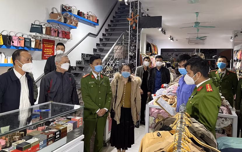 Cơ quan điều tra ra quyết định khởi tố bị can đối với các đối tượng trong vụ cửa hàng quần áo Mai Hường làm nhục người khác Cơ quan điều tra ra quyết định khởi tố bị can đối với các đối tượng trong vụ cửa hàng quần áo Mai Hường làm nhục người khác