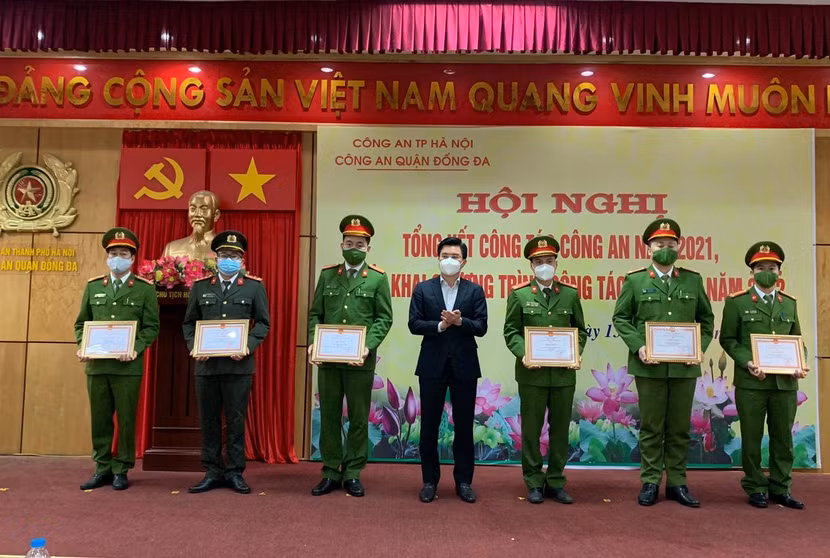 Đồng chí Lê Tuấn Định - Chủ tịch UBND quận Đống Đa trao khen thưởng cho các tập thể cá nhân Đồng chí Lê Tuấn Định - Chủ tịch UBND quận Đống Đa trao khen thưởng cho các tập thể cá nhân