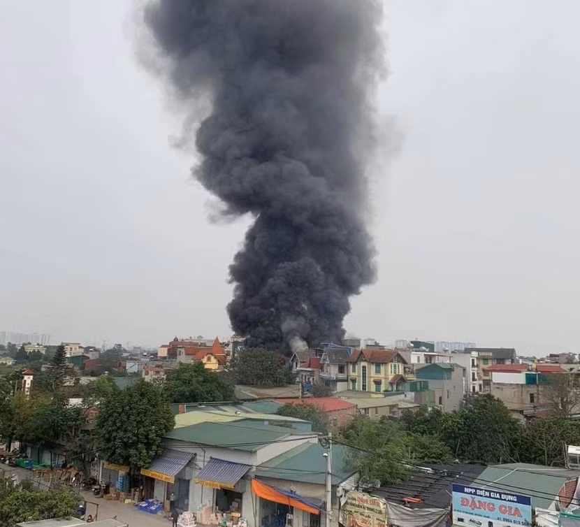 Cột khói cao hàng chục mét