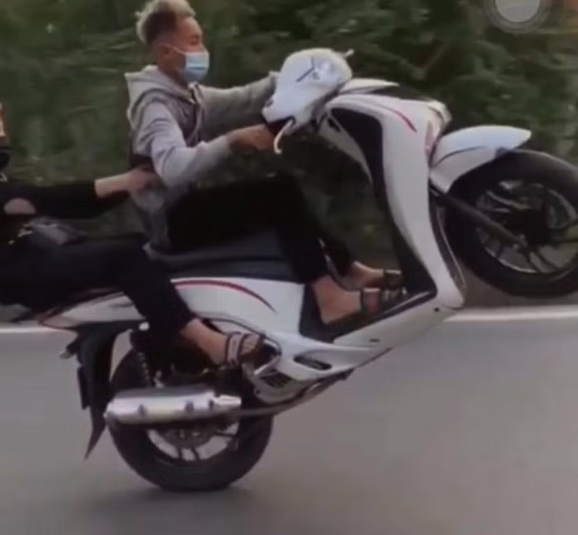 Hình ảnh 2 nam thanh niên bốc đầu xe máy