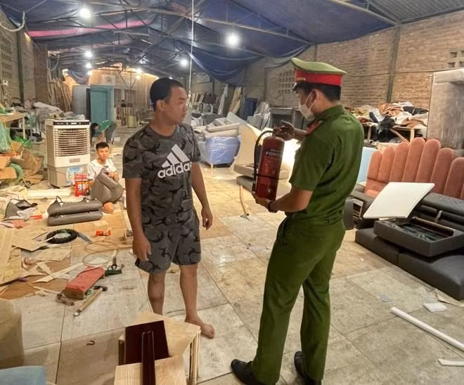CAH Thạch Thất kiểm tra cơ sở sản xuất gỗ ở xã Hữu Bằng