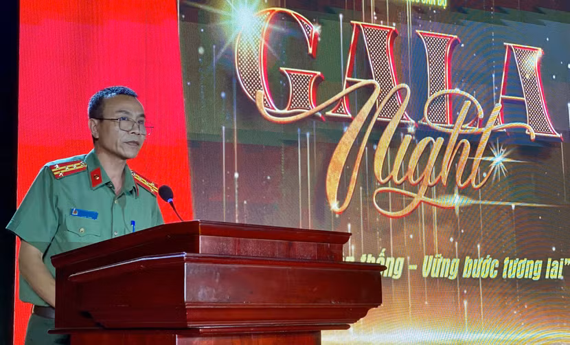 Đại tá Đoàn Ngọc Hưng - Phó trưởng phòng Tổ chức cán bộ phát biểu khai mạc đêm Gala