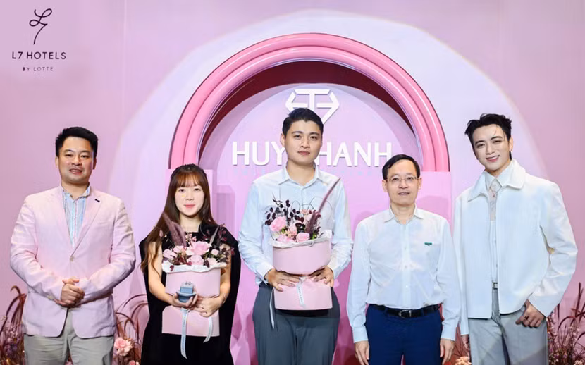 Nhà báo Nguyễn Xuân Toàn, Phó Tổng Biên tập báo Dân trí, ông Đỗ Huy Thành, Tổng Giám đốc Huy Thanh Jewelry, nghệ sĩ SOOBIN chụp ảnh lưu niệm cùng hai người hâm mộ đã đấu giá thành công các tác phẩm trang sức Nhà báo Nguyễn Xuân Toàn, Phó Tổng Biên tập báo Dân trí, ông Đỗ Huy Thành, Tổng Giám đốc Huy Thanh Jewelry, nghệ sĩ SOOBIN chụp ảnh lưu niệm cùng hai người hâm mộ đã đấu giá thành công các tác phẩm trang sức