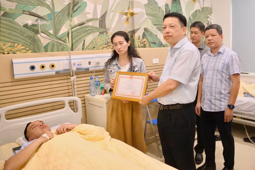 Thiếu tướng Nguyễn Hồng Ky thăm, động viên và trao Giấy khen của Giám đốc Công an thành phố Hà Nội cho đồng chí Nguyễn Tiến Minh