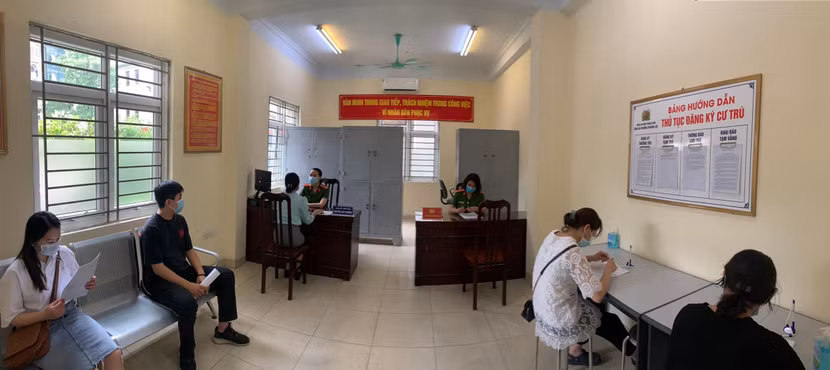 Công an phường Phương Liệt đã khẩn trương chuẩn bị sẵn sàng các điều kiện cần thiết về nhân lực, vật lực để phục vụ nhân dân