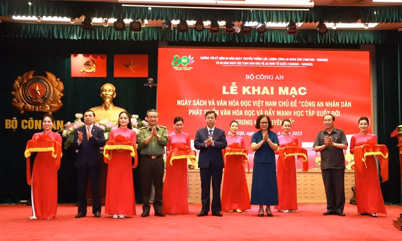 Các đại biểu cắt băng khai mạc triển lãm sách