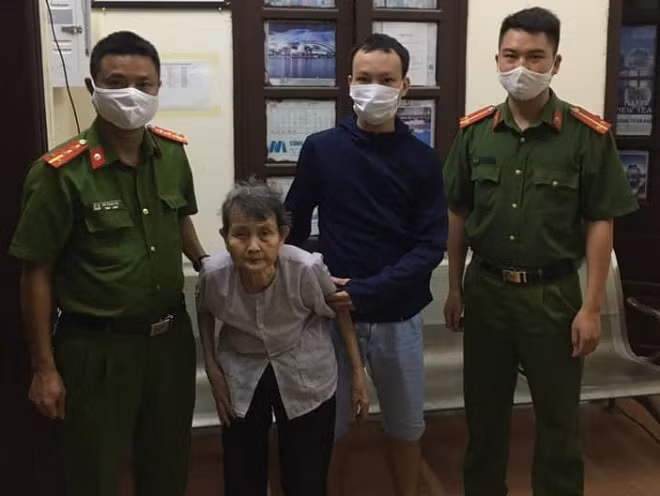 Lực lượng công an giúp đỡ cụ bà đi lạc trong đêm
