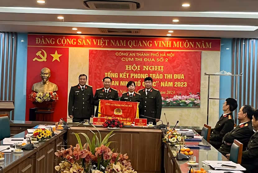 Trao cờ luân lưu cho đơn vị Cụm trưởng Cụm thi đua số 2 CATP Hà Nội năm 2024 Trao cờ luân lưu cho đơn vị Cụm trưởng Cụm thi đua số 2 CATP Hà Nội năm 2024