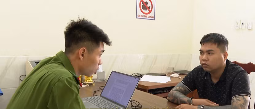 Cơ quan điều tra lấy lời khai của Nguyễn Quốc Huy Cơ quan điều tra lấy lời khai của Nguyễn Quốc Huy