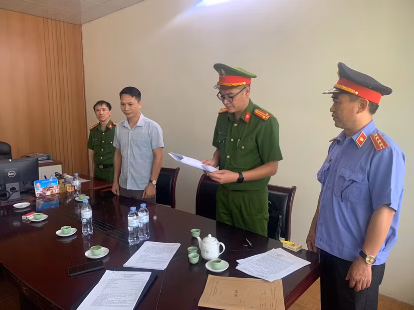 Cơ quan điều tra tống đạt các quyết định khởi tố đối với Phạm Văn Hồng Cơ quan điều tra tống đạt các quyết định khởi tố đối với Phạm Văn Hồng