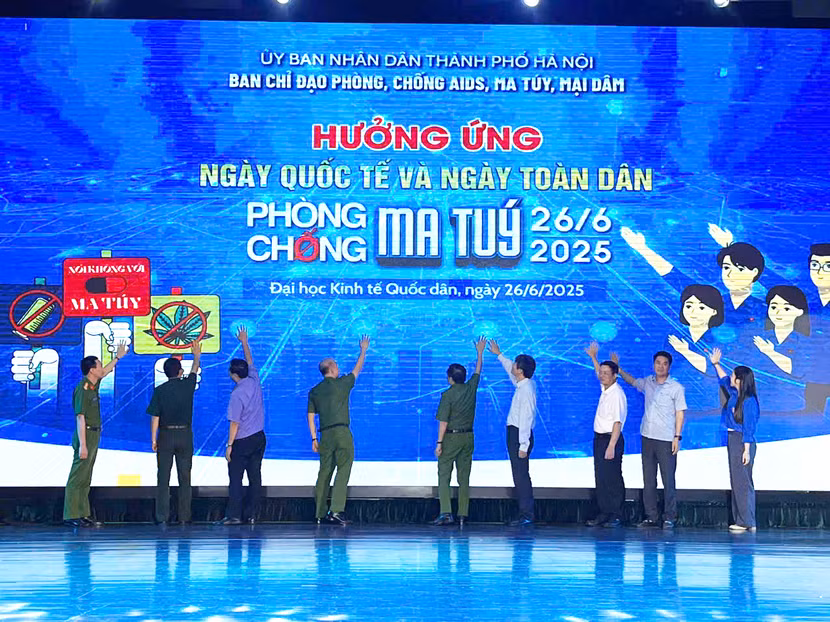 Các đại biểu tham gia bấm nút phát động, cam kết chung tay hưởng ứng chủ đề "Hà Nội- Chung một quyết tâm vì cộng đồng không ma túy".