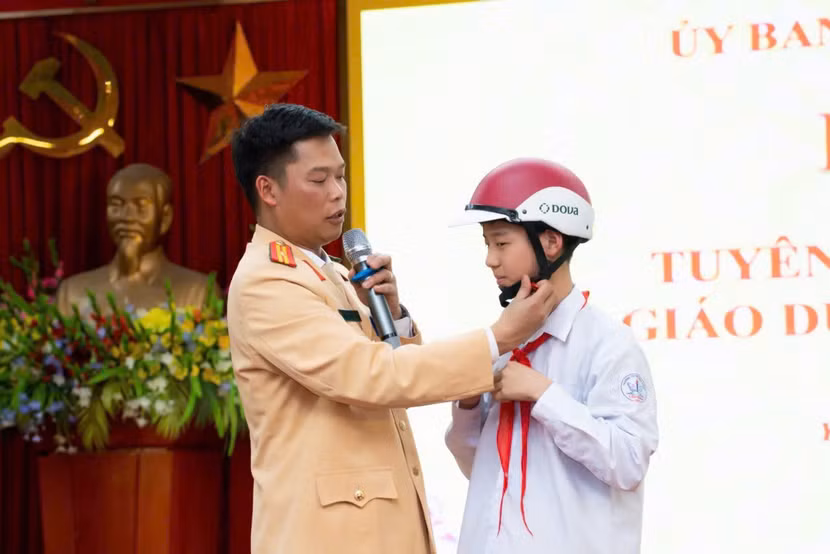 Cán bộ Đội CSGT đường bộ số 11 hướng dẫn các em học sinh đội mũ bảo hiểm đúng quy cách Cán bộ Đội CSGT đường bộ số 11 hướng dẫn các em học sinh đội mũ bảo hiểm đúng quy cách