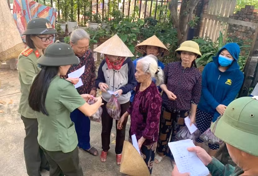 Sự giúp đỡ thiết thực góp phần giúp bà con miền Trung vượt qua khó khăn