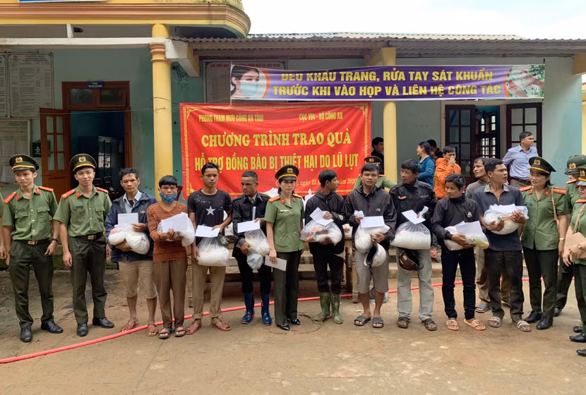 Đại diện Công an tỉnh Quảng Trị trao quà cho người dân bị thiệt hại do lũ lụt