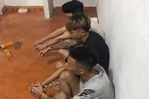 Các đối tượng tụ tập sử dụng ma túy trong phòng trọ Các đối tượng tụ tập sử dụng ma túy trong phòng trọ