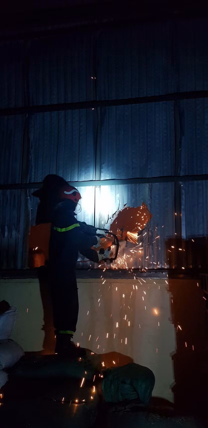 Lực lượng chức năng tiếp cận đám cháy Lực lượng chức năng tiếp cận đám cháy