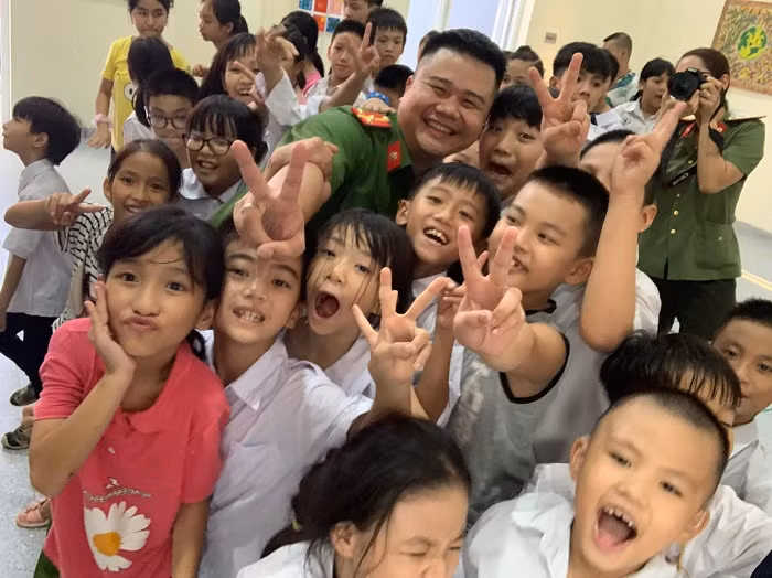 Nụ cười hồn nhiên rạng ngời trên khuôn mặt các em khi được vui đùa cùng các CBCS