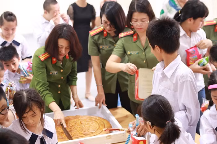 CBCS Công an quận Long Biên tổ chức chương trình "Trung thu yêu thương" tại Trường PTCS Hy Vọng